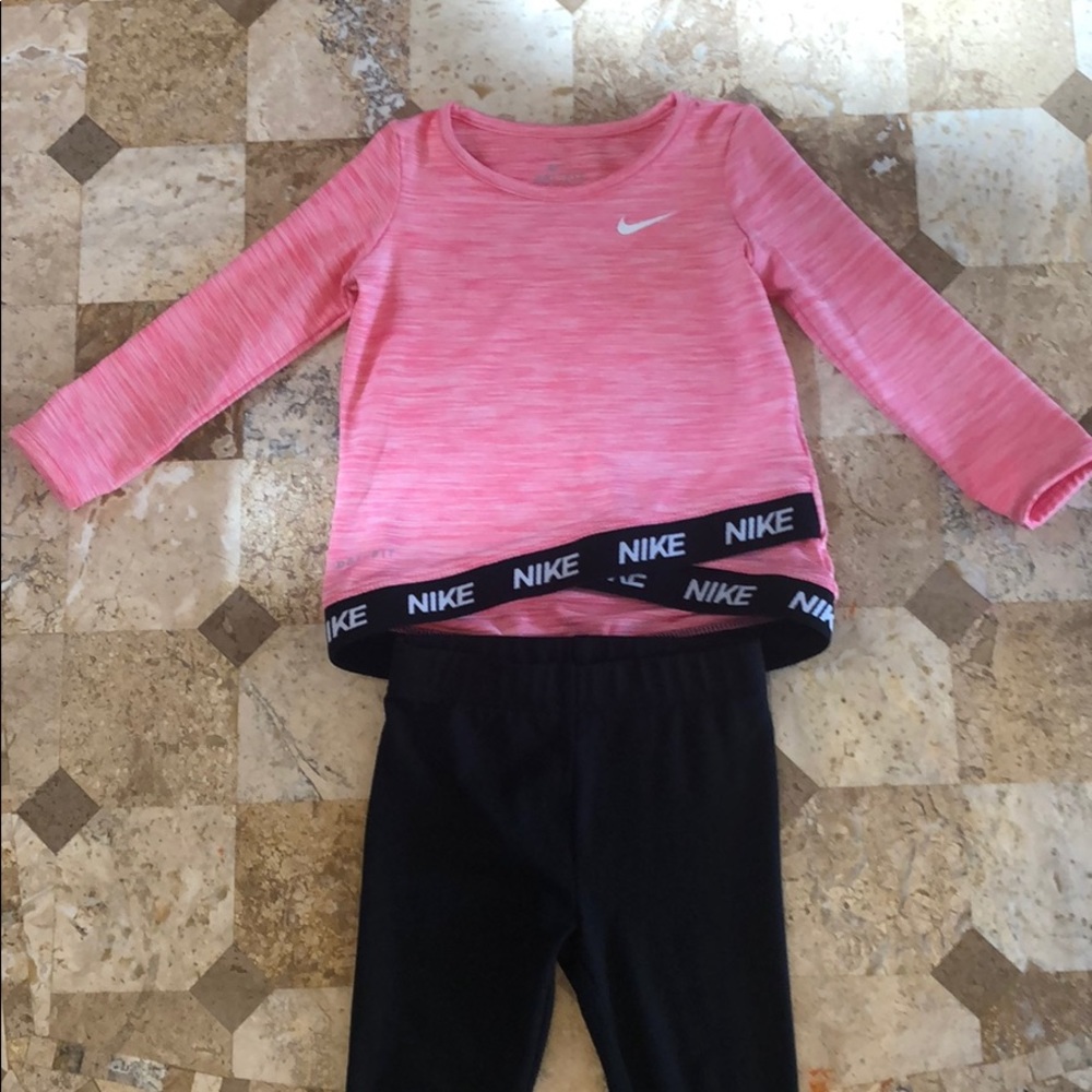 Nike 2piece set in excellent condition. No flaws